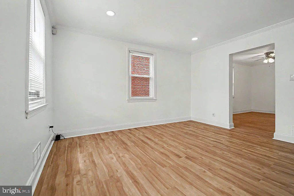 3 bed, 2.0 bath, 1100 sqft, $2,300 — Photo 3