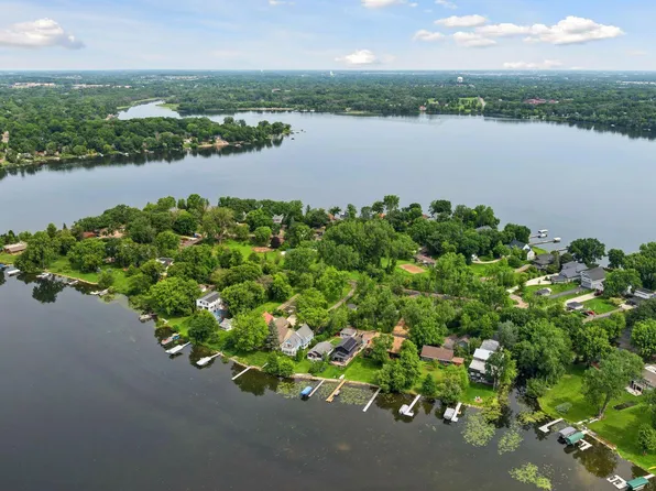 217 Peninsula Rd, Medicine Lake, MN 55441