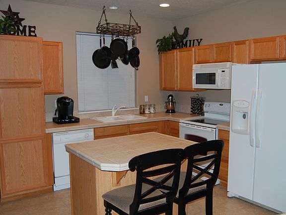 3rd image of 588 SE Heathcliff Ln