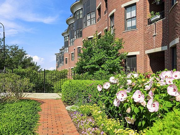 5th image of 40 College Street #801