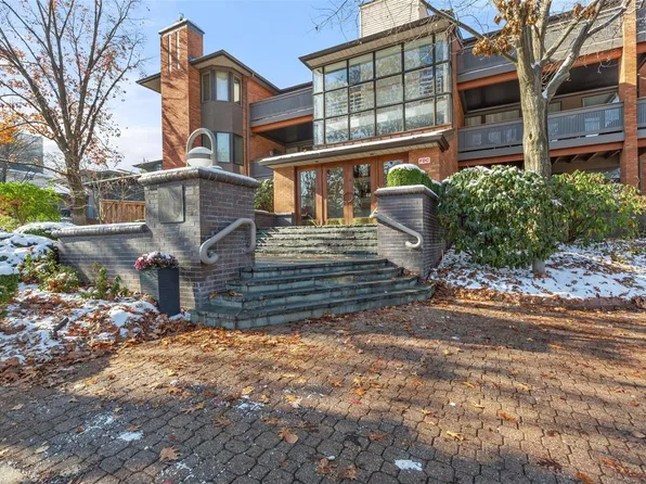 155 N Hanley Rd APT 200, Saint Louis, MO 63105