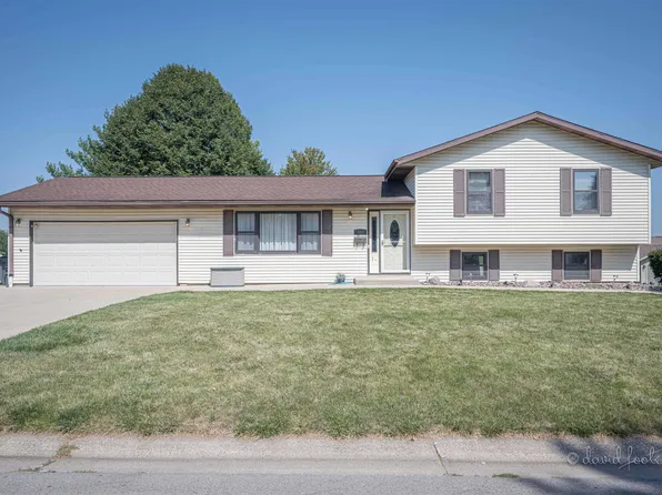 303 Winnebago Dr, Galena, IL 61036