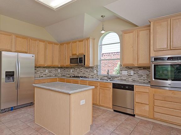 new kitchen granite and appliances.. New refrigerator.