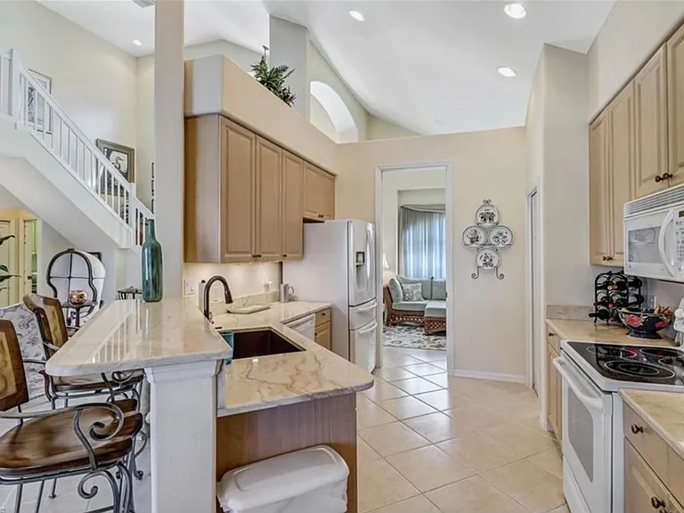 1041 Jardin Dr — Photo 2