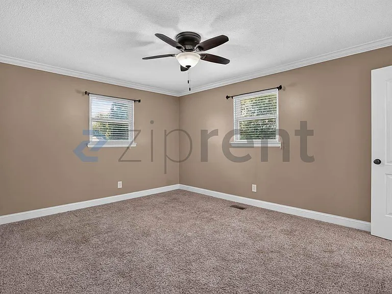 906 Diamond Cir — Photo 12
