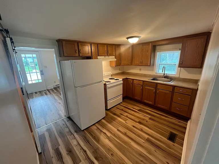 328 Tyrone St — Photo 8