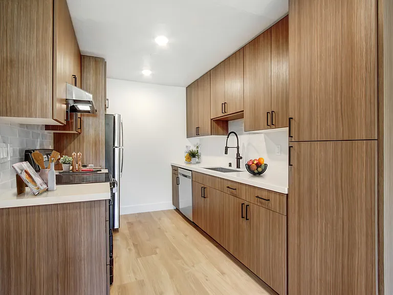 930 N Martel — Photo 15