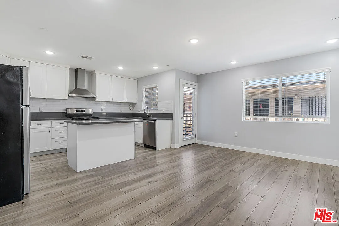 3 bed, 2.0 bath, 1600 sqft, $3,500 — Photo 3