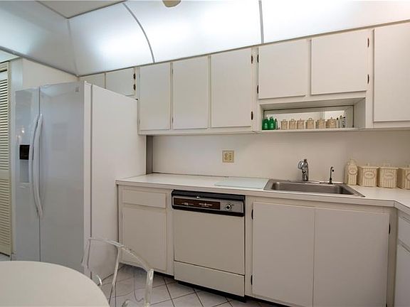 3rd image of 3507 Oaks Way APT 507