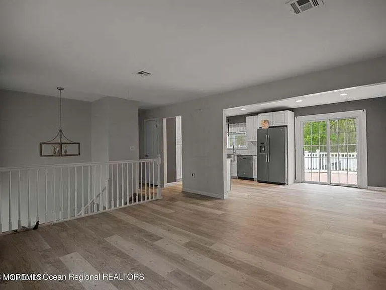 46 Walter Dr — Photo 5