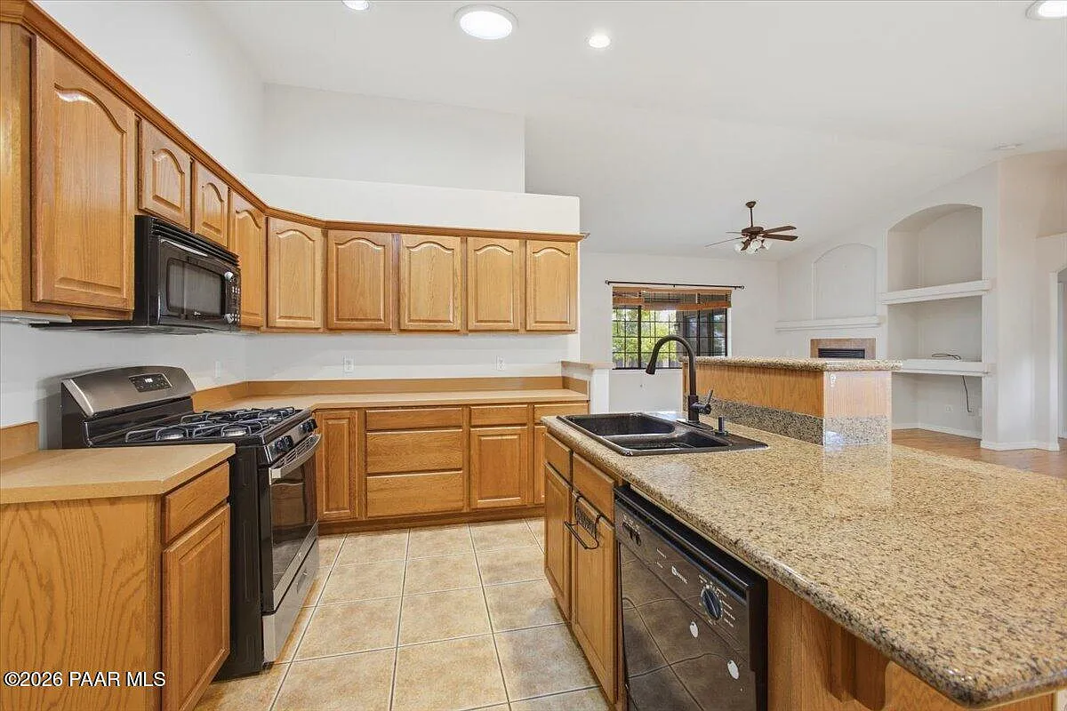 3 bed, 2.0 bath, 1914 sqft, $2,600 — Photo 2
