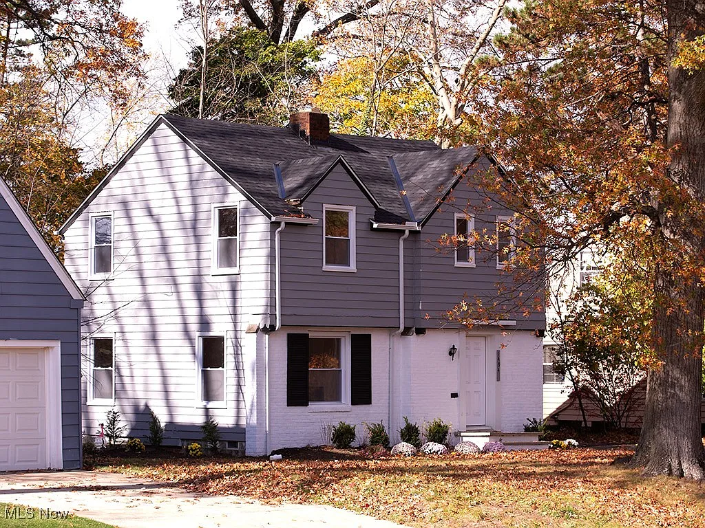 1494 Crest Rd photo 1
