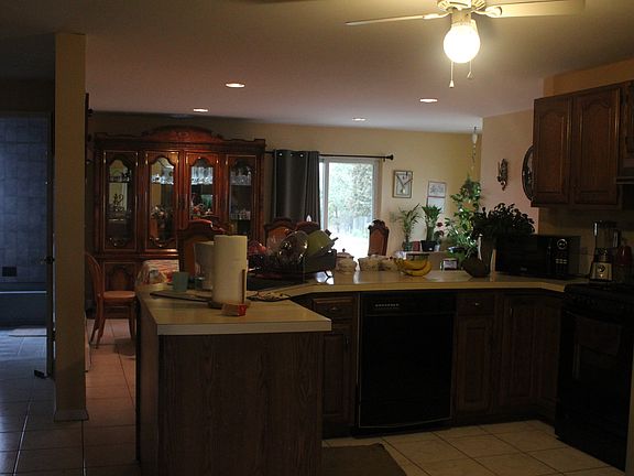 2nd image of 215 Doughty Blvd