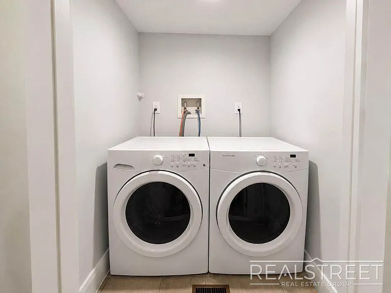 138 Cornelia St #1 — Photo 13