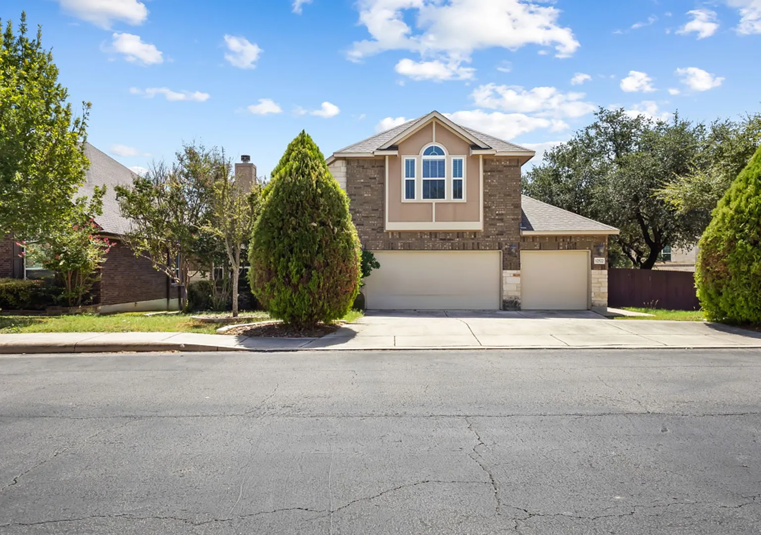 5 bedrooms, 3 bathrooms located in Alamo Ranch — Photo 1