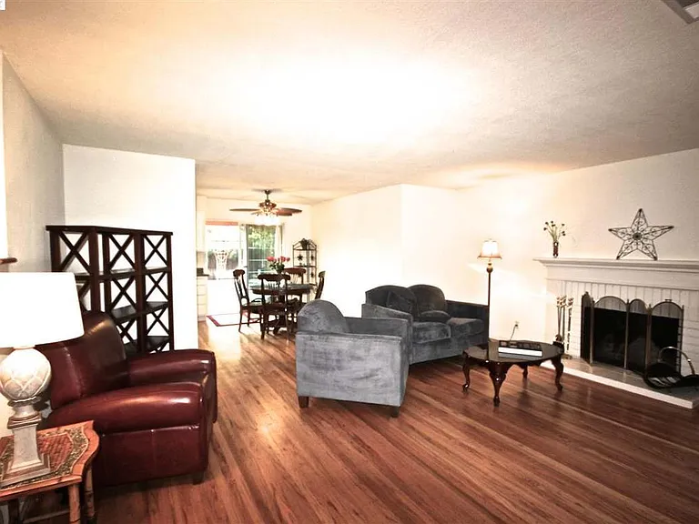 5685 Abington Dr — Photo 2