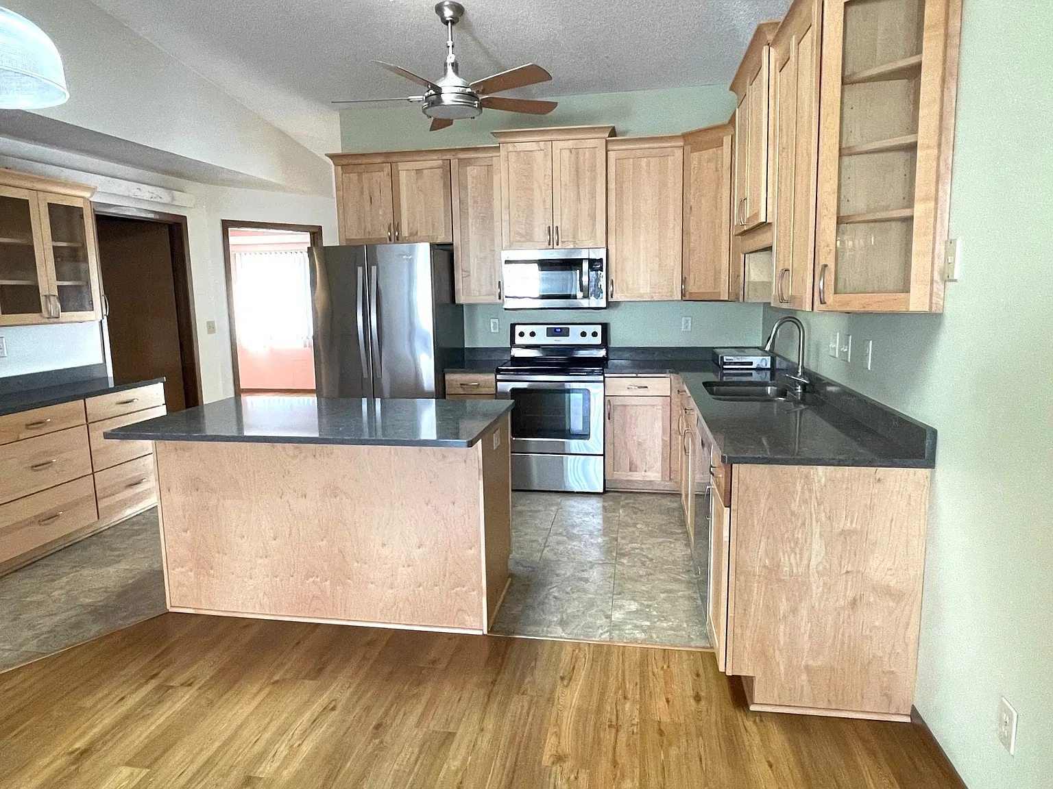 2 bed, 980 sqft, $1,395 — Photo 3