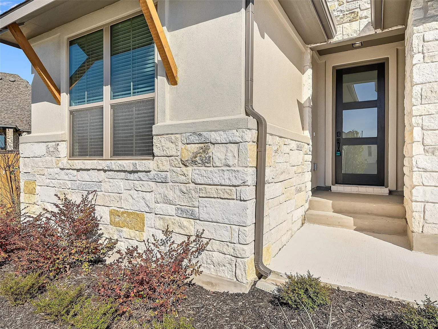 4 bed, 2.0 bath, 2075 sqft, $2,595 — Photo 3