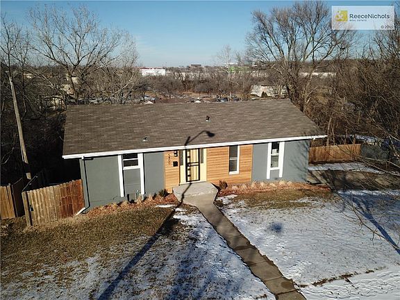 Great location! Cerner is less than 5 minutes away located behind the green building at the top of the picture.