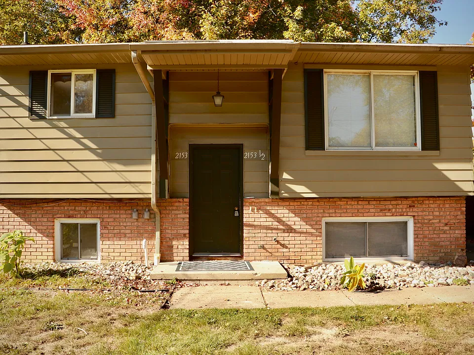 2153 Meadowlawn Dr