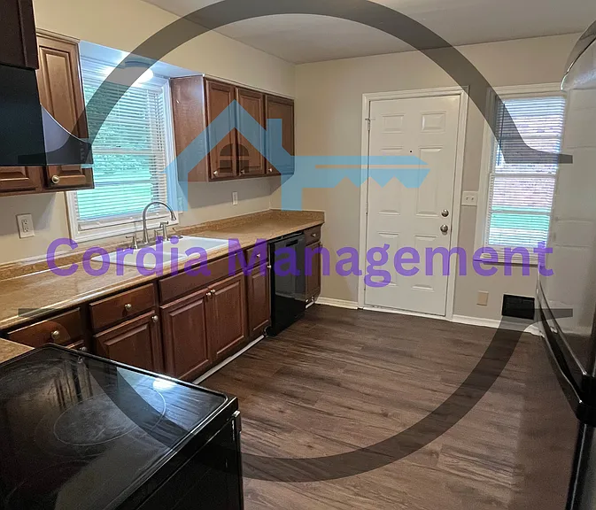 1917 Janet Ln — Photo 2