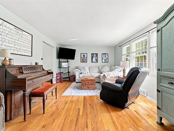 5th image of 142 Kelvington Dr