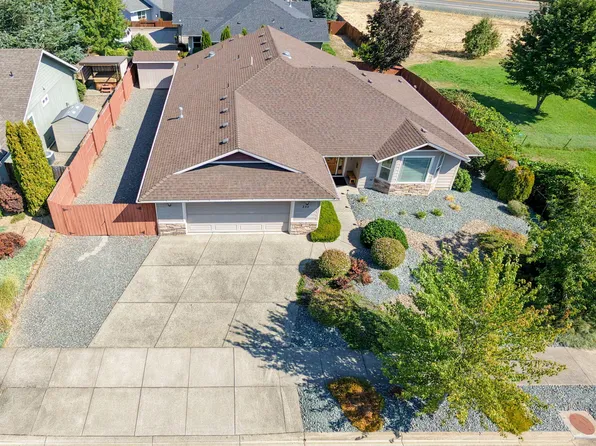 238 SW Jamee Kay Ln, Grants Pass, OR 97527