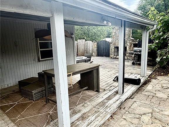 4th image of 1004 Roach St