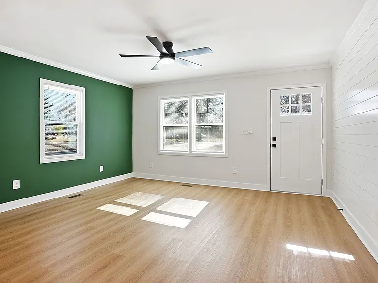 127 Perry St — Photo 6