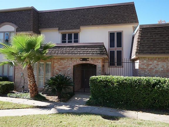 2 story town home with master bedroom on the 1st floor