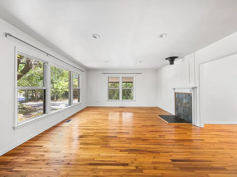 2445 W Mount Comfort Rd — Photo 2