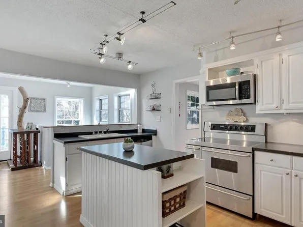 8220 E St, Chesapeake Beach, MD 20732