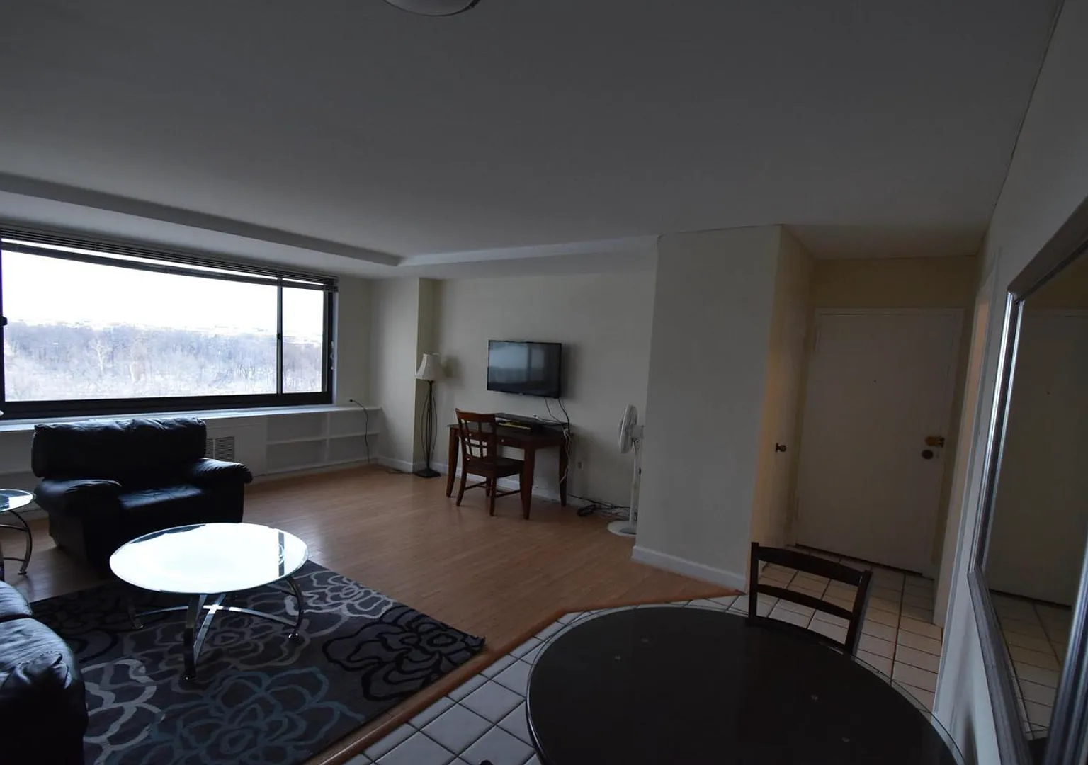 Furnished Spacious & Bright One Bedroom With Balcony Minimum 3 Month Lease — Photo 2