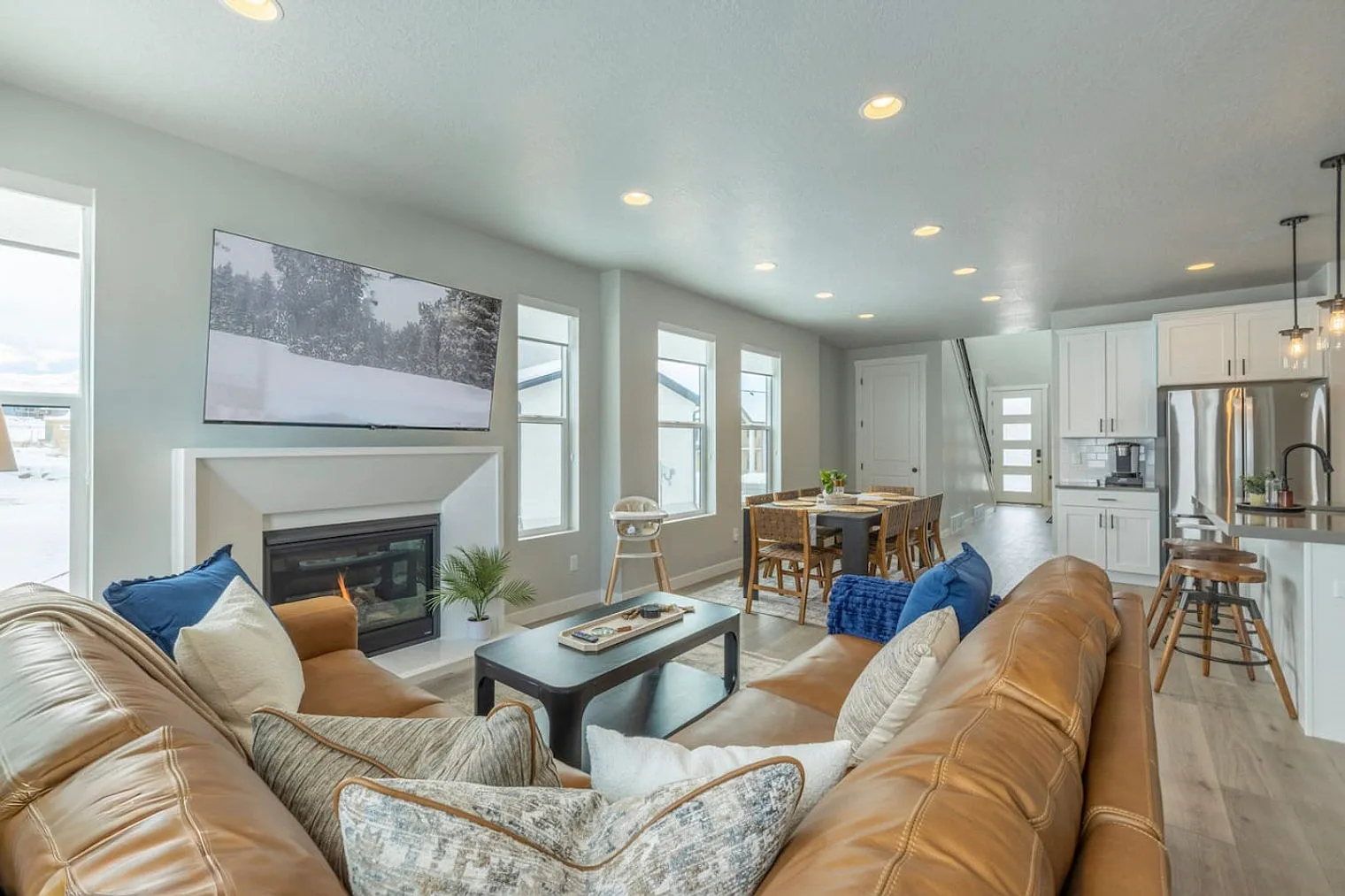 5 bed, 3.5 bath, 3315 sqft, $6,940 — Photo 2