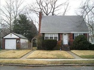1200 Crocus Ave, Merrick, NY 11566
