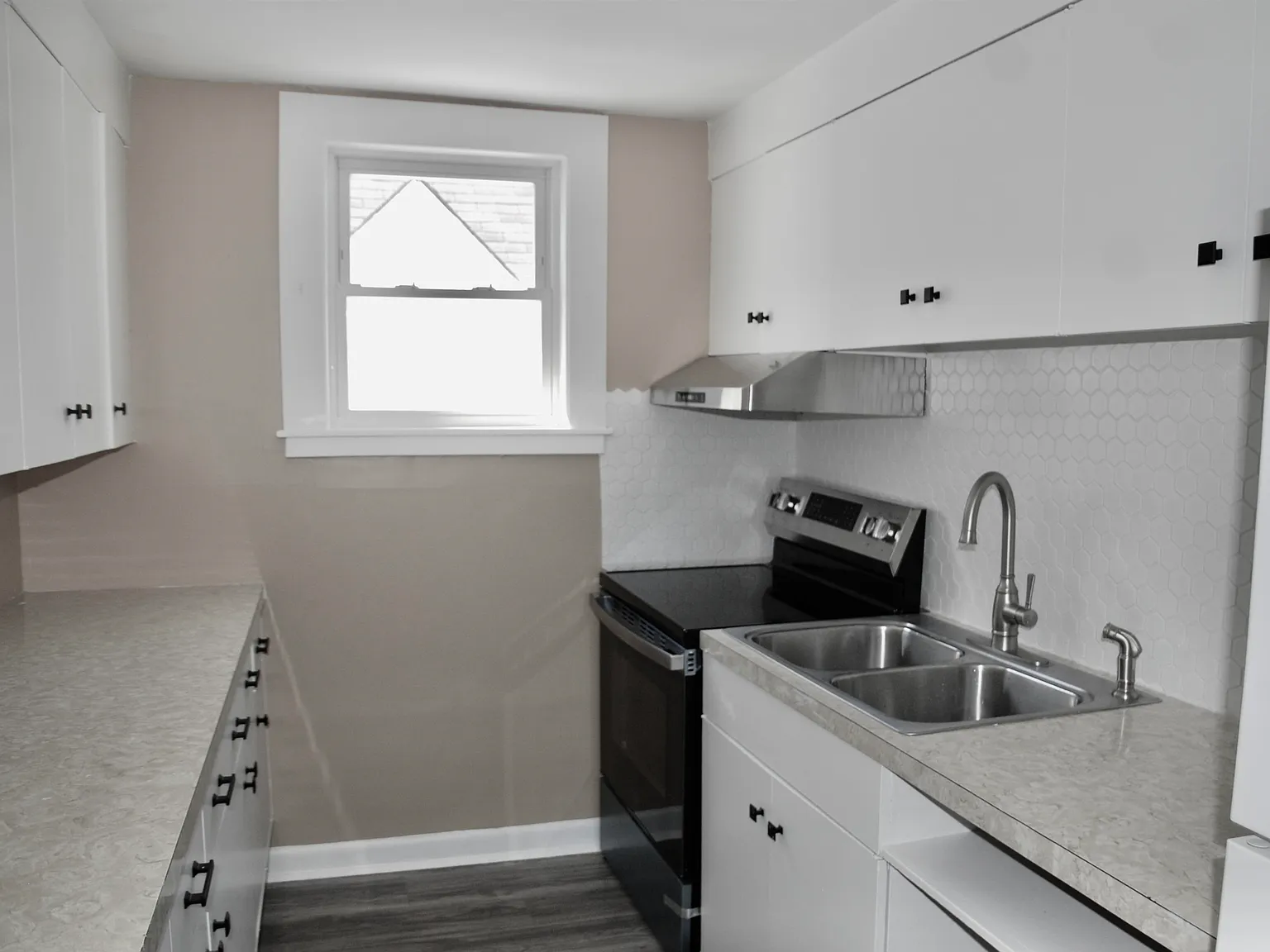 3 bed, 1.0 bath, 1384 sqft, $2,300 — Photo 4