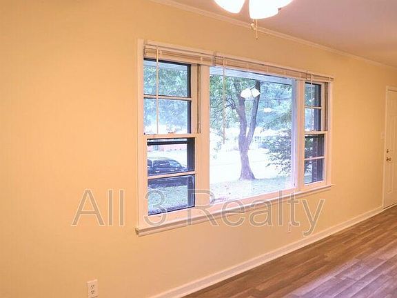 4th image of 726 S Marquette Dr
