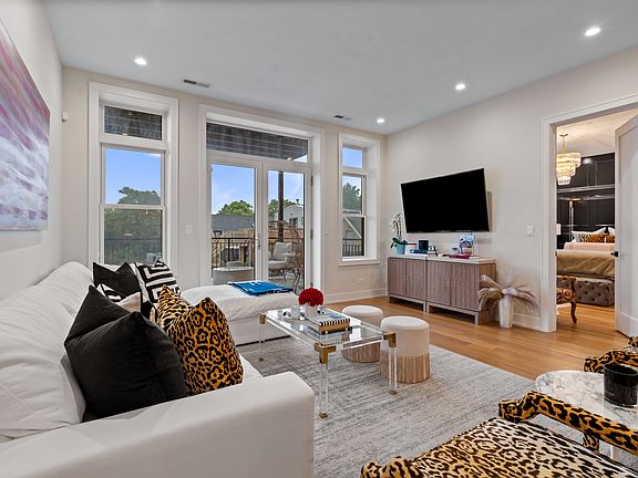 3rd image of 1938 W Augusta Blvd #304