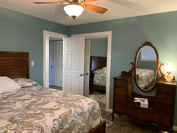 West bedroom Queen size bed