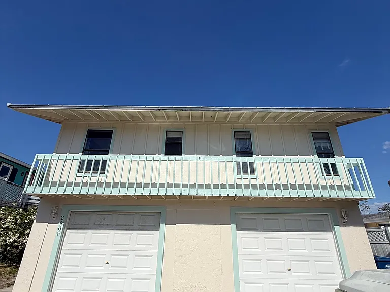 Avenue B — Photo 1