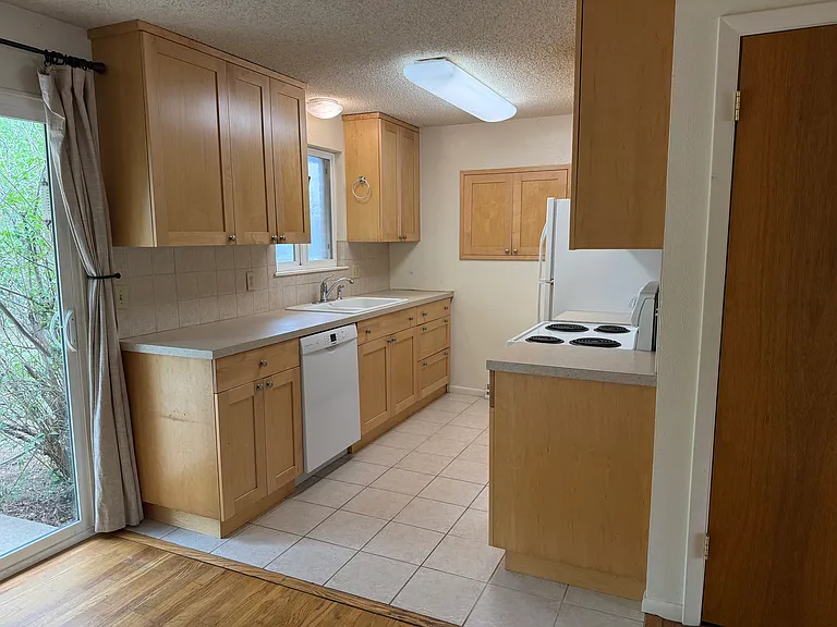 4445 Ludlow St — Photo 6