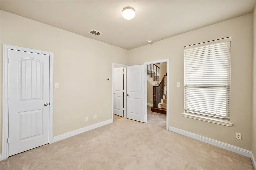 3 bed, 1999 sqft, $2,800 — Photo 3