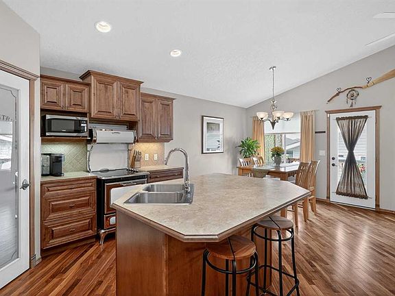 4th image of 112 S Prestwick Point SE