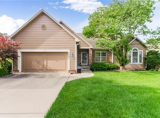 13720 Pembroke Cir, Leawood, KS 66224