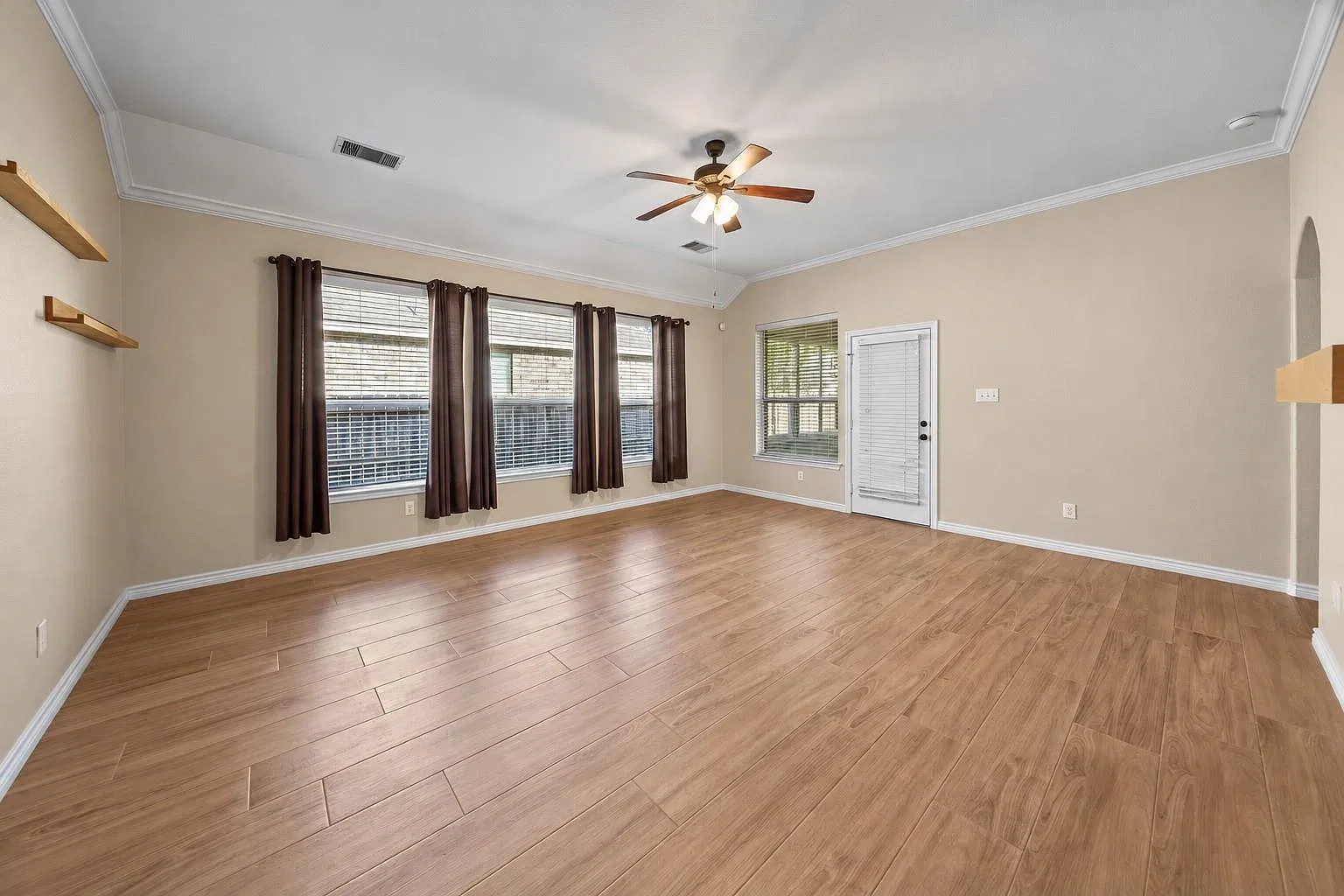 4 bed, 2.0 bath, 2029 sqft, $2,600 — Photo 3