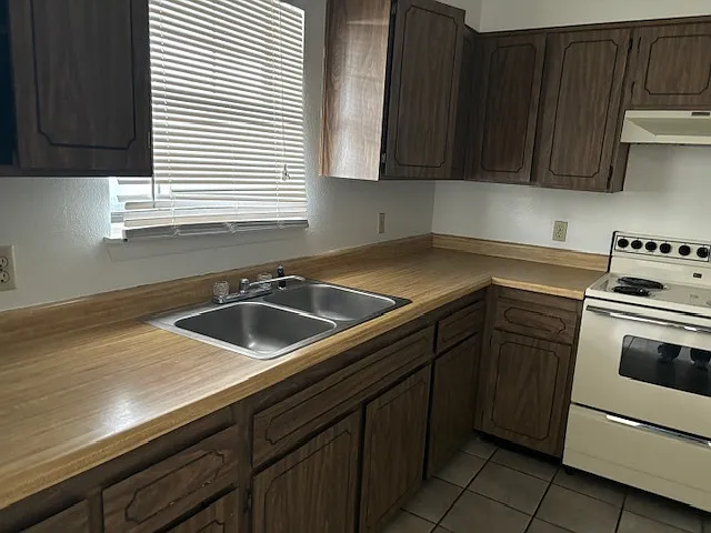 313 W Sycamore Ave — Photo 2