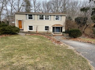 9 Woodchuck Ln, East Setauket, NY 11733