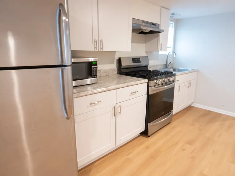 2115 W Berteau Ave #G — Photo 3