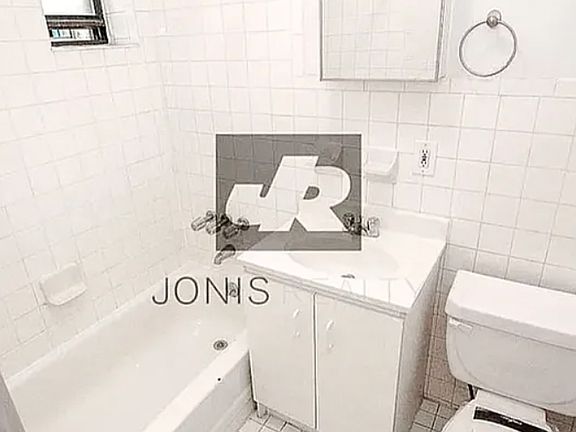 3rd image of 318 E 34th St APT 5A