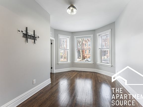 4th image of 2703 N Sacramento Ave #1